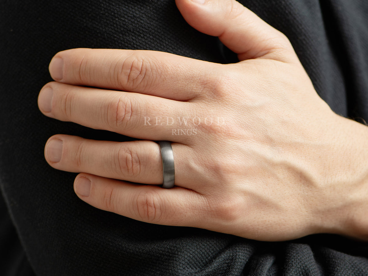 6mmgunmetaltungstenring_menshandphoto_12