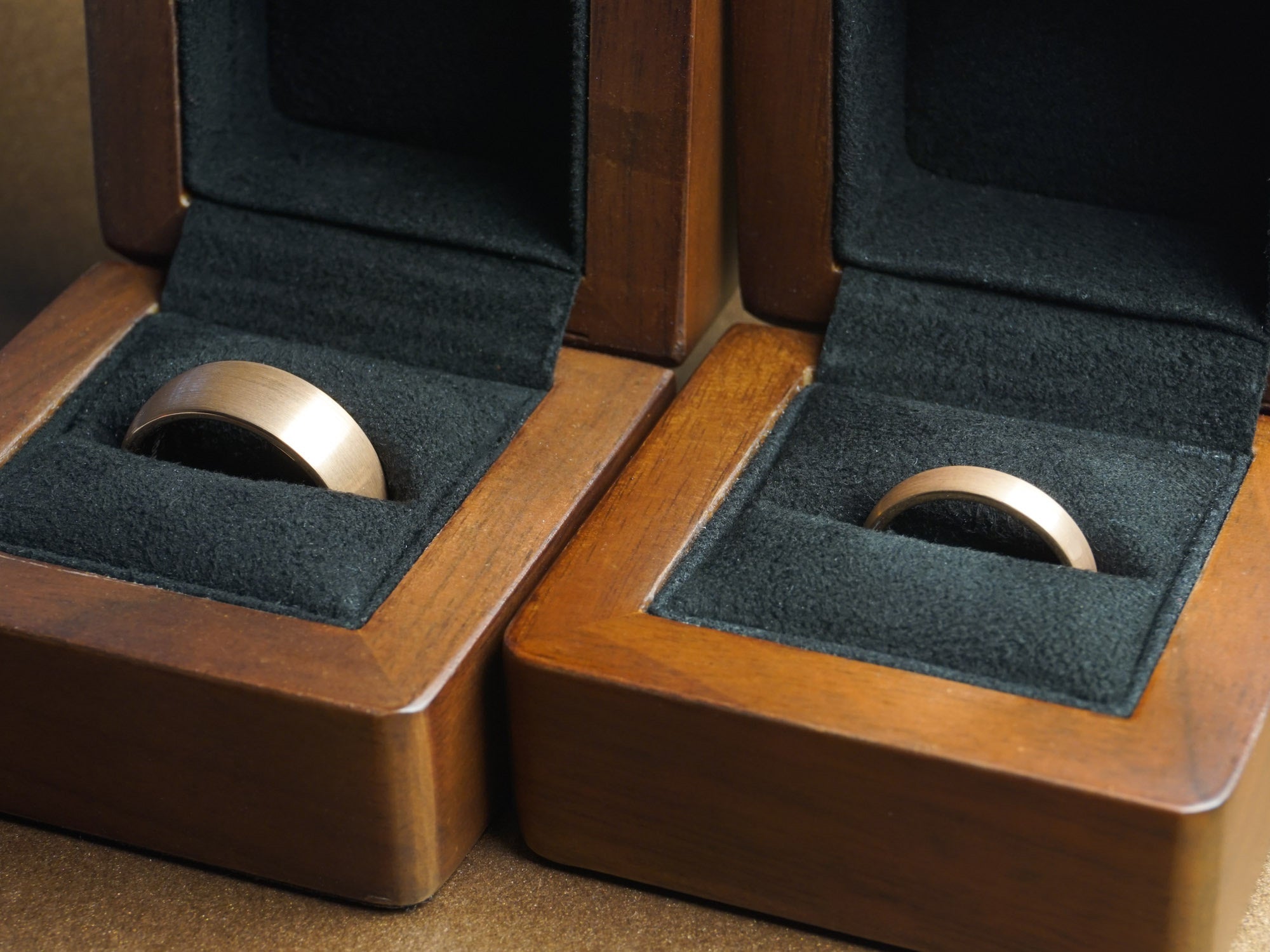 rose gold tungsten rings his hers wedding set in wood boxes