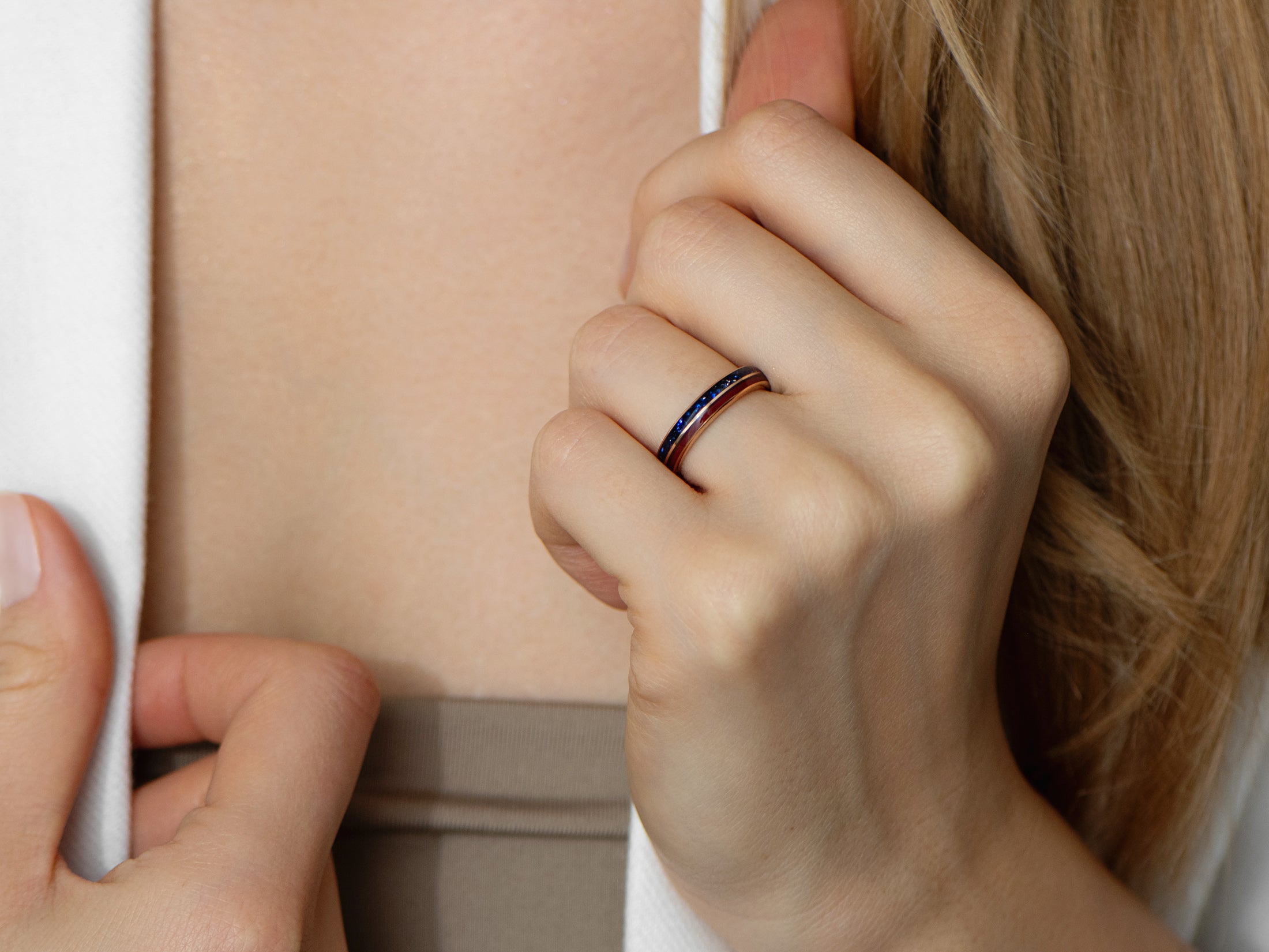 4mm rose gold redwood sapphire ring, womens hand photo