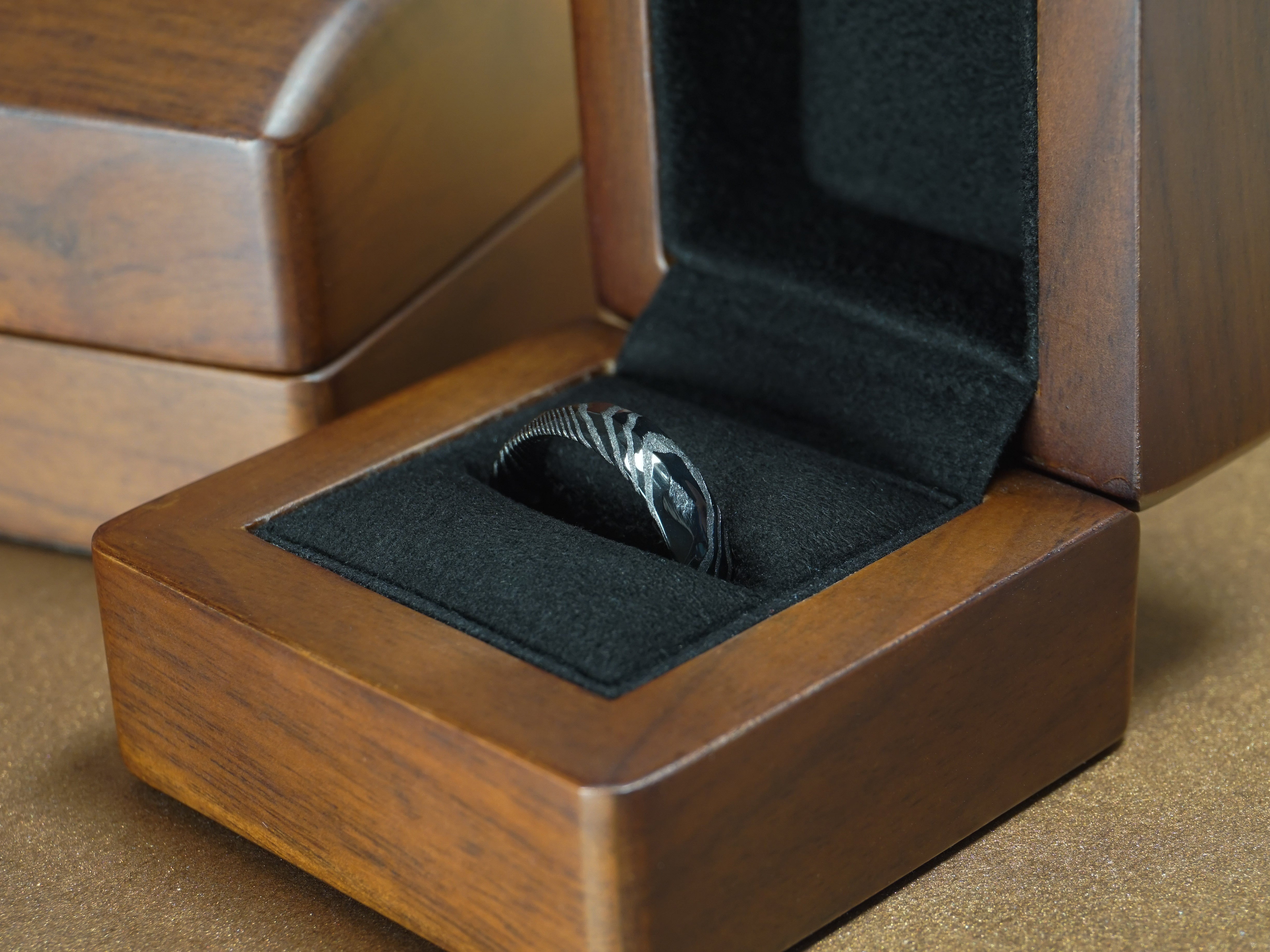 black hammered damascus ring, black 6mm ring with damascus texture, mens wedding band, luxury wood ring box